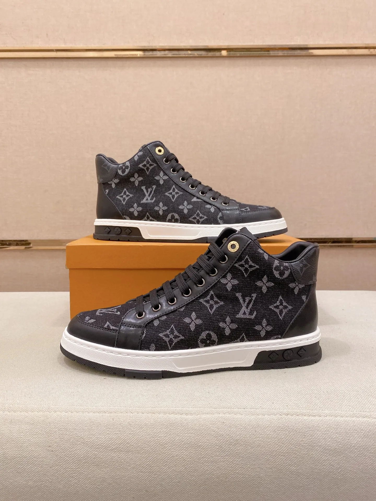 Factory price: 420 men's shoes💰🇮🇹🇮🇹LV Louis Vuitton. The latest fashionable casual shoes are popular in physical stores. New spring and summer comfortable imported custom original cowhide, unique jacquard fabric element design. With sheepskin lining, Lv original bottom, [sun][sun] high-end packaging and high quality💪Details determine the quality, you can enter and exit the counter at will, welcome to compare🇮🇹Size 38-44